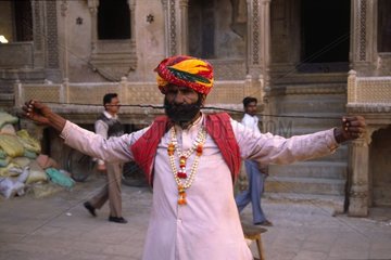Indianer zeigt seine Schnurrbärte in den Straßen Rajasthan
