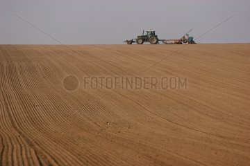 Traktor und Bohrer in einem gepflanzten Feld Marne Frankreich
