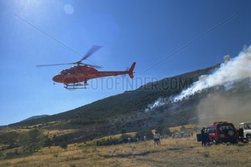 Hélicoptère surveillant l'évolution d'un incendie Espagne