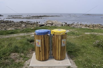 Selektive Mülleimer entlang einer Bretagne an der Küstenfußwege