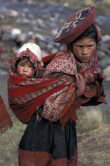 MÃ¤dchen in traditioneller Kleidung hÃ¤lt ihre kleine Schwester Peru