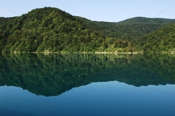 Berge eines Sees im Kroatien Plitvice National Park