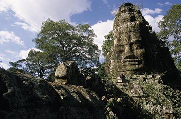 Gesicht im Stein eines Tempels geschnitzt. Siem Reap Kambodscha