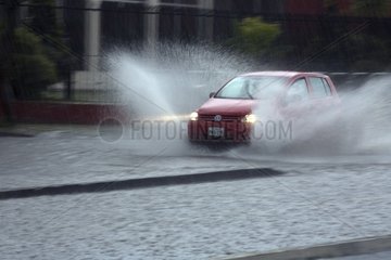 Auto im Regen in Quito Ecuador getrieben