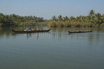 Sandsammler in einem Boot auf Indien Backwaters