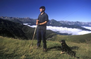 Berger et son chien sur l'alpage dans les Pyrénées