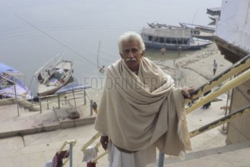 Alte Mann aufrechte Treppen an den Ufern Dugange India
