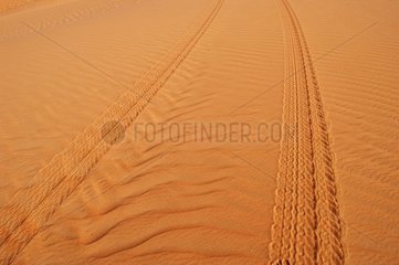 Spuren von Reifen im Sand