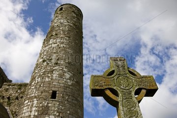 Keltisches Kruzifix und Turm in den Ruinen von Cashel -Felsen