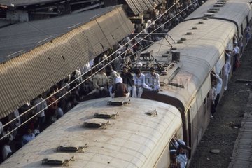 Train à quai à la gare de Bombay Inde