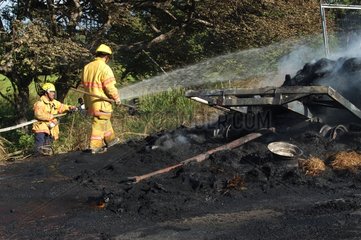Pompiers éteignant un feu sur la Panaméricaine Costa Rica