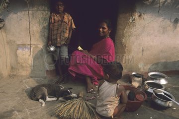 Familienlebenszene vor dem traditionellen Lebensraum Indien