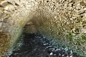 Intérieur d'un jas en pierres sèches Provence