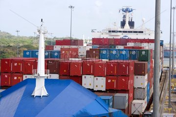 Containerschiff lauft die Gatun-Schleusen am Panamakanal