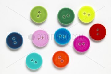 Buttons of colors to 2 holes in bulk
