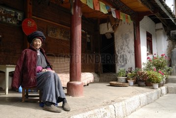 Eine alte Frau Moso in der Nähe von Lugu Lake Yunnan