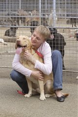 Frau kommt  um einen Hund in der ASPCA von Plaisir Frankreich zu adoptieren