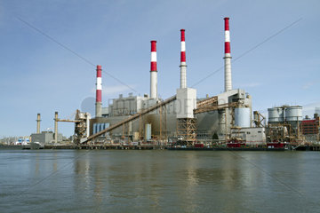 Electrical production plant (Ravenswood generating station) in front of the East River  New York  USA