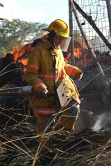 Pompier éteignant un feu sur la Panaméricaine Costa Rica