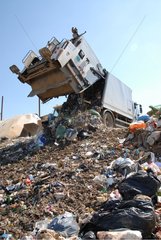 Müllwagen entladen in einer Müllkippe