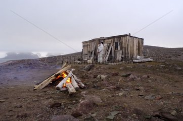 Feu de camp devant la cabane de trappeurs du Raudfjorden