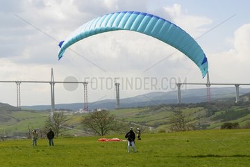 Paragliding vor dem Millau -Viadukt im Bau Frankreichs