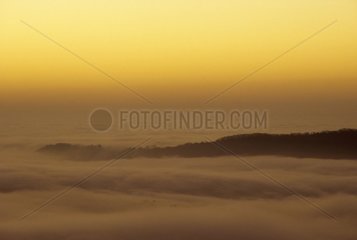 Sonnenuntergang über dem Jura France Nebel