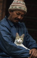 Chat de gouttière dans les bras d'un homme Népal