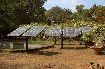 Solarmodule in einem Auroville -Grundstück in Indien
