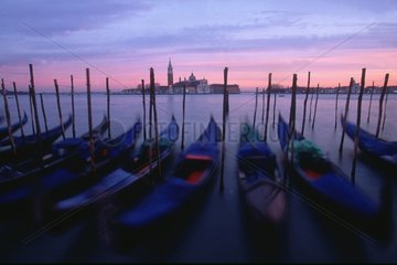 Gondoles ballottées par les vagues Piazetta San Marco Venise