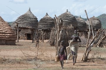 Toposa village and people on the road from Narus to Boma