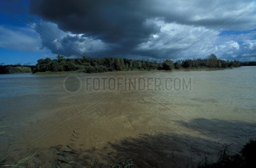 Das turbulente Wasser der Garonne Frankreich