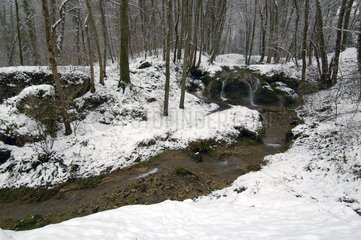 Cascade de la Creuse in Blamont unter dem Haut-Doub-Schnee