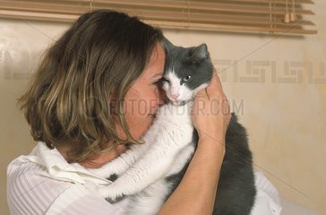 Femme caressant son chat