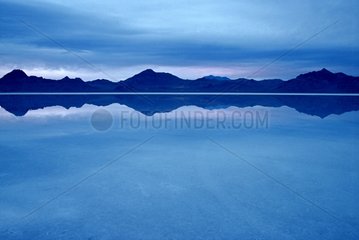 Reflets sur un Grand lac salé dans l'Utah