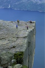 Randonneurs sur le fameux rocher de Preikestolen Norvège