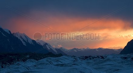 Glacier Engilchek au coucher du soleil Région du Tien Shan