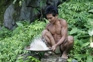 Mann sitzt Essen Tau't Batu Palawan Philippinen