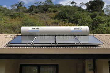 Sonnenwarmwasserbereiter auf dem Dach eines Hauses Neukaledonien