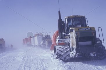 Convoi scientifique dans le blizzard Terre Adélie