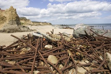 Überreste von Meeresverteidigung nach der Server -Küstenerosion