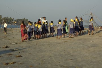 Jeune filles sortant de l'école à la plage Fort Cochin Inde