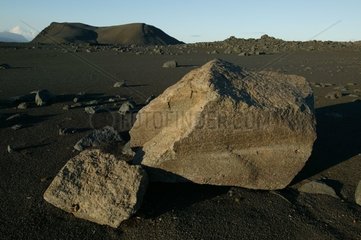 Rocks in einer Wüste aus Sand und Kiesel Island