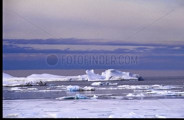 Icebergs et floes de glace dérivant Détroit de Lancaster