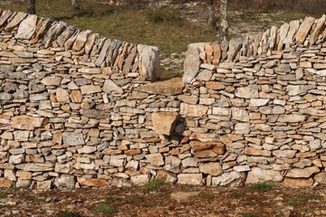 Restauration des murs en pierre d'une caselle (borie) France