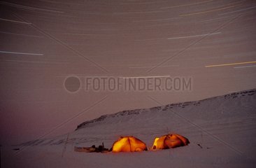 Course des étoiles au dessus du bivouac Arctique Canada