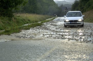 Die Straße überflutet  nachdem ein Sturm mit Frankreich bezog