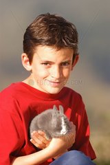 Enfant tenant un lapin dans ses bras