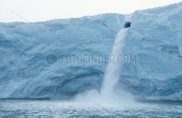 Glacier en train de fondre au Svalbard