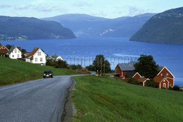 Route traversant les fermes du village d'Utvik Norvège